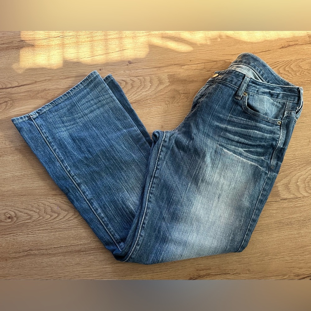 ⬇️ lower price ⬇️ Express Blue Straight Leg Jeans with Vintage Fading